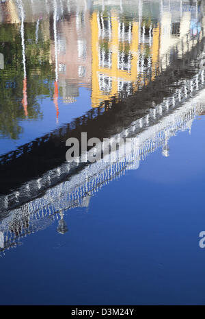 Reflet de Ha'penny Bridge dans la Liffey, la ville de Dublin, comté de Dublin, Irlande. Banque D'Images