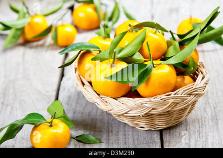 Les oranges fraîches dans panier de bambou Banque D'Images