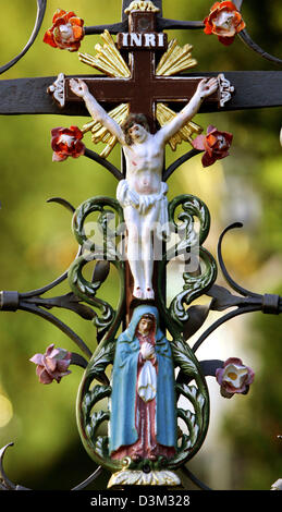 (Afp) - deux croix de Jésus Christ et de la Vierge Marie sur la photo du cimetière à Schliersee, Allemagne, dimanche 30 octobre 2005. Les catholiques célèbrent la Toussaint le 1er novembre commémorant leur passé loin des membres de la famille. Le mois de novembre est considéré comme le mois de remebrance. L'Remebrance Day le 19 novembre et le Christ Roi le 26 novembre suivez la Toussaint. Banque D'Images