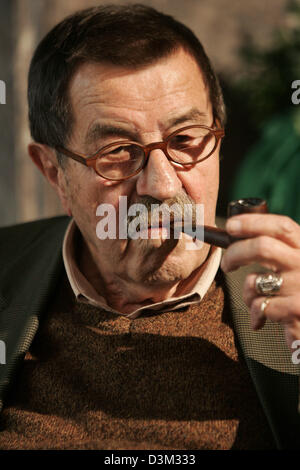 (Afp) - L'auteur allemand Guenter Grass photo de l'ouverture de l'exposition 'cabinet' sur Château Faber-Castell à Stein, près de Nuremberg, Allemagne, 28 octobre 2005. Le 100e anniversaire de la "Castell 9000'-line, le green classic de pen fabricant Faber-Castell, il y est célébrée le 28 octobre. Le Prix Nobel de littérature n'arrivent surtout d'ouvrir une exhib Banque D'Images