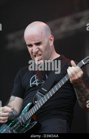 (Dpa) - Scott Ian Rosenfeld, guitariste du groupe de heavy metal américain Anthrax, joue de la guitare sur scène pendant un concert de la bande à l'open-air festival à Wacken, Allemagne, 07 août 2004. Banque D'Images