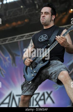 (Dpa) - Rob Caggiano, guitariste du groupe de heavy metal américain Anthrax, joue de la guitare en scène pendant un concert de la bande à l'open-air festival à Wacken, Allemagne, 07 août 2004. Photo : Friso Gentsch Banque D'Images