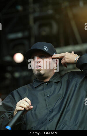 (Dpa) - Fred Durst, chanteur principal du groupe de heavy metal américain Limp Bizkit, joue sur la scène pendant un concert de la bande à l'open-air Terremoto music festival à Weeze 31 août 2003. Photo : Friso Gentsch Banque D'Images