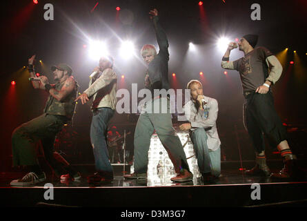 (Afp) - Les Backstreet Boys effectuer à la Messehalle à Dresde, Allemagne, 06 octobre 2005. L'boygroup comprend 'Kevin' Scott Richardson, 'Brian' Thomas, Literll «A.J.' Alexander James McLean, 'Howie Dorough Howard' et 'Nick' Nicholas Gene Carter. Après une pause de cinq ans, le groupe revient avec nouvel album 'jamais'. Photo : Andreas Weihs Banque D'Images