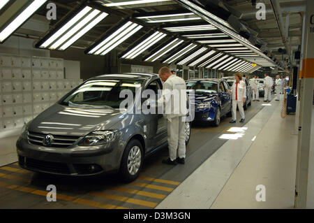 (Afp) - Mécanique automobile Volkswagen Golf inspecter les nouveaux modèles de cinquième génération sur un convoyeur à l'usine VW de Wolfsburg, Allemagne, 21 septembre 2005. La VW Golf V, qui dispose de différents moteurs de 75 à 250 chevaux, est sur le marché depuis octobre 2003. Photo : Holger Hollemann Banque D'Images