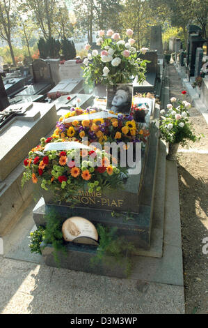 (Afp) - l'image montre la tombe du chanteur de la chanson française Edith Piaf (Edith Giovanna Gassion, née le 19 décembre 1915 à Paris et mort le 11 octobre 1963 iin Cannes) au cimetière Père Lachaise à Paris, France, 9 octobre 2005. Photo : Helmut Heuse Banque D'Images