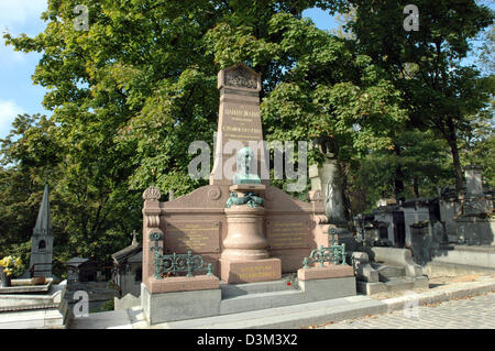 (Afp) - l'image montre la tombe de l'allemand, fondateur de l'homéopathie Samuel Hahnemann (né le 10 avril 1755 à Meissen, Allemagne ; mort le 2 juillet 1843 à Paris, France) au cimetière Père Lachaise à Paris, France, 9 octobre 2005. Photo : Helmut Heuse Banque D'Images