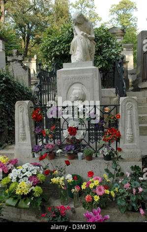 (Afp) - l'image montre la tombe du compositeur polonais Frédéric Chopin (né le 22 février 1810 dans Zelezowa Wola, près de Varsovie ; mort le 17 octobre 1849 à Paris) au cimetière Père Lachaise à Paris, France, 8 octobre 2005. Photo : Helmut Heuse Banque D'Images