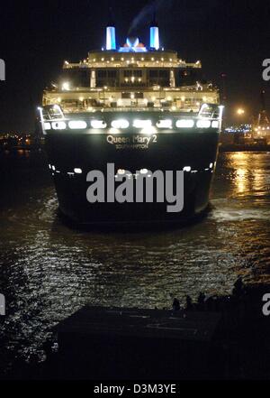 (Afp) - Le plus grand paquebot de croisière de luxe "Queen Mary 2" de la ligne Cunard arrive au port de Hambourg, Allemagne, le mardi soir 08 novembre 2005. Le navire, qui a été construit en 2003, est arrivé pour un séjour de 11 jours au chantier naval Blohm und Voss pour un contrôle de routine. Cunard-Line a déclaré qu'en dehors de l'entretien régulier et l'amélioration de l'hote Banque D'Images