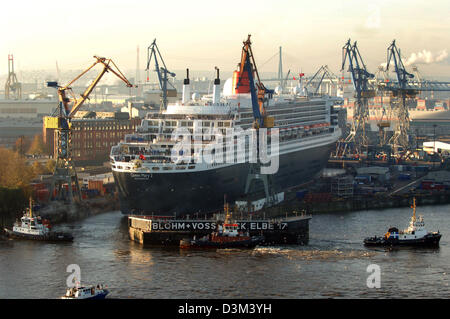 (Afp) - Le plus grand paquebot de croisière de luxe "Queen Mary 2" de la ligne Cunard entre dans dock Numéro 17 le chantier naval Blohm und Voss au port de Hambourg, Allemagne, le mercredi 09 novembre 2005. Le navire, qui a été construit en 2003, est arrivé pour un séjour de 11 jours au chantier naval Blohm und Voss pour un contrôle de routine. Cunard-Line a déclaré qu'en dehors de l'entretien régulier w Banque D'Images