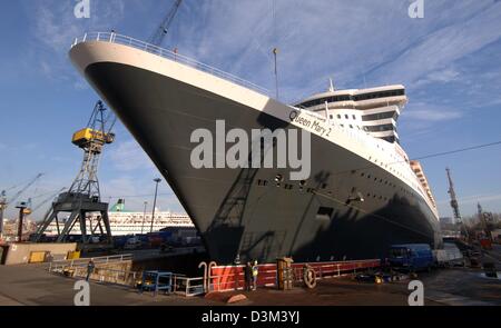 (Afp) - Le plus grand paquebot de croisière de luxe "Queen Mary 2" de la ligne Cunard entre dans dock Numéro 17 le chantier naval Blohm und Voss au port de Hambourg, Allemagne, le mercredi 09 novembre 2005. Le navire, qui a été construit en 2003, est arrivé pour un séjour de 11 jours au chantier naval Blohm und Voss pour un contrôle de routine. Cunard-Line a déclaré qu'en dehors de l'entretien régulier w Banque D'Images