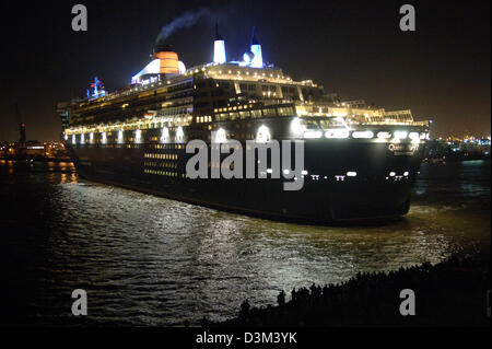 (Afp) - Le plus grand paquebot de croisière de luxe "Queen Mary 2" de la ligne Cunard arrive au port de Hambourg, Allemagne, le mardi soir 08 novembre 2005. Le navire, qui a été construit en 2003, est arrivé pour un séjour de 11 jours au chantier naval Blohm und Voss pour un contrôle de routine. Cunard-Line a déclaré qu'en dehors de l'entretien régulier et l'amélioration de l'hote Banque D'Images