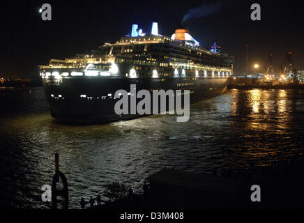 (Afp) - Le plus grand paquebot de croisière de luxe "Queen Mary 2" de la ligne Cunard arrive au port de Hambourg, Allemagne, le mardi soir 08 novembre 2005. Le navire, qui a été construit en 2003, est arrivé pour un séjour de 11 jours au chantier naval Blohm und Voss pour un contrôle de routine. Cunard-Line a déclaré qu'en dehors de l'entretien régulier et l'amélioration de l'hote Banque D'Images