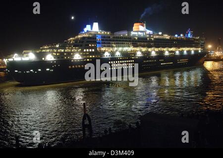 (Afp) - Le plus grand paquebot de croisière de luxe "Queen Mary 2" de la ligne Cunard arrive au port de Hambourg, Allemagne, le mardi soir 08 novembre 2005. Le navire, qui a été construit en 2003, est arrivé pour un séjour de 11 jours au chantier naval Blohm und Voss pour un contrôle de routine. Cunard-Line a déclaré qu'en dehors de l'entretien régulier et l'amélioration de l'hote Banque D'Images