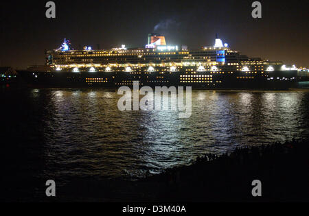 (Afp) - Le plus grand paquebot de croisière de luxe "Queen Mary 2" de la ligne Cunard arrive au port de Hambourg, Allemagne, le mardi soir 08 novembre 2005. Le navire, qui a été construit en 2003, est arrivé pour un séjour de 11 jours au chantier naval Blohm und Voss pour un contrôle de routine. Cunard-Line a déclaré qu'en dehors de l'entretien régulier et l'amélioration de l'hote Banque D'Images