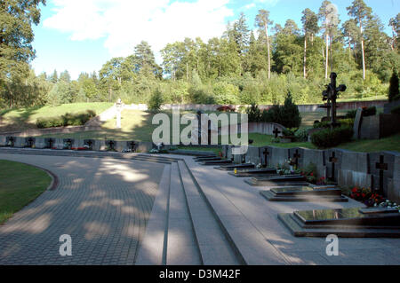 (Afp) - Les tombes et les croix marque l'endroit où certaines des personnes qui sont mortes dans la lutte pour l'indépendance en 1991 sont ensevelis au cimetière Antakalnis à Vilnius, Lituanie, 31 août 2005. 14 civils lituaniens et sept gardes-frontières ont été tués dans la lutte pour l'indépendance de la Lituanie en 1991. Photo : Helmut Heuse Banque D'Images