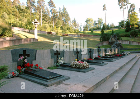 (Afp) - Les tombes et les croix marque l'endroit où certaines des personnes ont été mises au repos, qui sont morts dans la lutte pour l'indépendance en 1991, au cimetière Antakalnis à Vilnius, Lituanie, 31 août 2005. 14 civils lituaniens et sept gardes-frontières ont été tués dans la lutte pour l'indépendance de la Lituanie en 1991. Photo : Helmut Heuse Banque D'Images