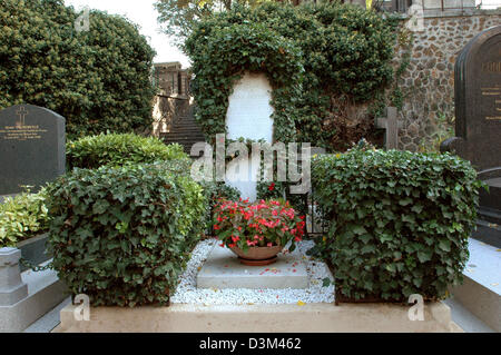 (Afp) - La photo montre la tombe de la famille Guitry avec l'acteur français Sacha Guitry au cimetière de Montmartre à Paris, France, 09 octobre 2005. Guitry est né à Saint-Pétersbourg, Russie le 21 février 1885 et mort à Paris le 27 juillet 1957. Photo : Helmut Heuse Banque D'Images