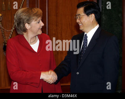 La chancelière allemande désignée et présidente de la CDU, Angela Merkel se félicite le président chinois Hu Jintao pour une conversation à Berlin, Allemagne, le vendredi 11 novembre 2005. Hu consacre une visite d'Etat de trois jours en Allemagne. Banque D'Images