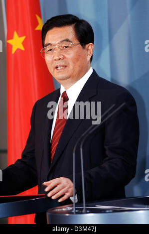 (Afp) - Le président chinois Hu Jintao et le chef du parti, commentaires sur sa discussion avec le chancelier allemand Gerhard Schroeder lors d'une conférence de presse à Berlin, Allemagne, le vendredi 11 novembre 2005. Des accords économiques d'une valeur de plus de 1,4 millions d'euros où signé au cours des trois jours de visite d'état de Hu Jintao en Allemagne. Hu avec le Chancelier Schröder vont jeter les corners Banque D'Images