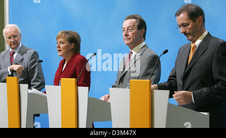 (Afp) - Angela Merkel (2e L), présidente du parti conservateur l'Union chrétienne-démocrate (CDU) et la Chancelière allemande désignée, Edmund Stoiber (L), Président du parti conservateur Chrisitian Union sociale (CSU), Franz Müntefering (2e R), président des sociaux-démocrates (SPD) et le nomme président du SPD Matthias Platzeck, un bref commentaire sur la conclusion de la coalition Banque D'Images