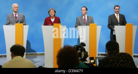 (Afp) - Angela Merkel (2e L), présidente du parti conservateur l'Union chrétienne-démocrate (CDU) et la Chancelière allemande désignée, Edmund Stoiber (L), Président du parti conservateur Chrisitian Union sociale (CSU), Franz Müntefering (2e R), président des sociaux-démocrates (SPD) et le nomme président du SPD Matthias Platzeck, un bref commentaire sur la conclusion de la coalition Banque D'Images