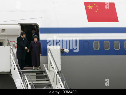 (Afp) - Le président chinois Hu Jintao (L) et son épouse Liu Yongqing arrivent à l'aéroport de Düsseldorf, Allemagne, 12 novembre 2005. Hu Jintao se termine sa visite officielle de trois jours en Allemagne à Düsseldorf pour s'informer sur les changements de structure dans la région de la Ruhr. Photo : Roland Weihrauch Banque D'Images