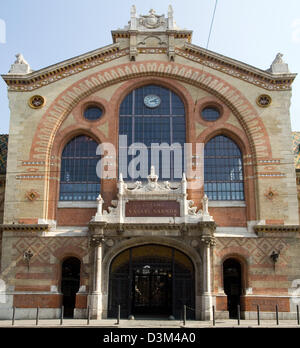 (Afp) - La photo montre une vue extérieure de la halle à Budapest, Hongrie, 30 avril 2005. Photo : Alexander Kmeth Banque D'Images