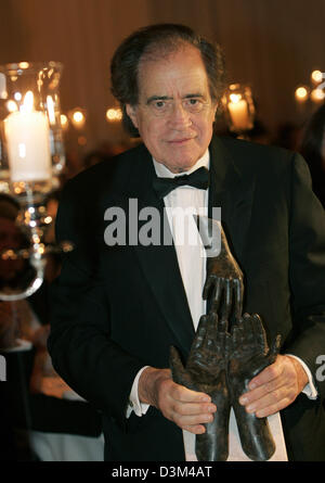 (Afp) - producteur de films suisses et patron de l'UNESCO Arthur Cohn de gala de charité, qui a vécu pendant des années aux Etats-Unis, pose avec le prix de l'UNESCO au gala de charité de l'UNESCO à Neuss, Allemagne, 12 novembre 2005. Cohn a été décerné pour ses réalisations humanitaires à long terme. Des célébrités internationales renoncé à leur pays pour célébrer avec de nombreux autres invités du show-business, de l'éco Banque D'Images