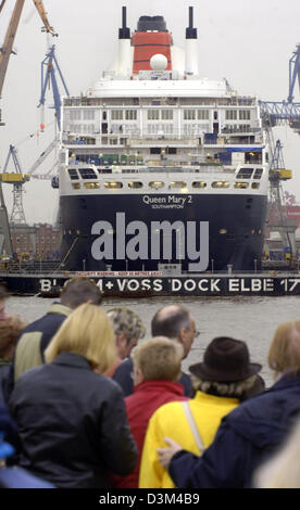 (Afp) - De nombreux spectateurs au St Pauli pier examiner le plus grand paquebot Queen Mary 2 au quai d'ancrage 'Elbe 17' de chantier naval Blohm  + Voss, Hambourg, Allemagne, le dimanche 13 novembre 2005. L' entretien de routine du paquebot de luxe y compris un nouveau revêtement soit jusqu'au samedi 19 novembre 2005. Après cela, le QM 2 quitte la direction de l'Elbe en aval de la mer ouverte. Photo : Patrick Banque D'Images