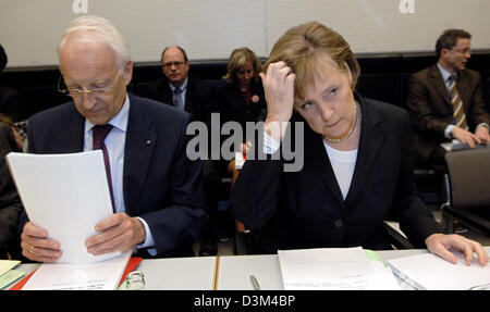 (Afp) - La Chancelière allemande désignée et présidente de la CDU Angela Merkel (R) s'assoit à côté d'Edmund Stoiber, Premier Ministre de l'état allemand de Bavière, avant d'un caucus de la CDU/CSU au Reichstag à Berlin, Allemagne, le 13 novembre 2005. La faction de l'Union s'est réuni pour débattre de l'accord de coalition. Merkel a l'intention d'expliquer le traité à ses collègues avant le vote au cours de Banque D'Images