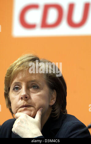 (Afp) - La Présidente de la CDU et désigné la Chancelière allemande, Angela Merkel, est assis à la tribune lors de la convention du parti CDU's petit à Berlin, Allemagne, 14 novembre 2005. Merkel a défendu la formation d'une grande coalition. Photo : Tim Brakemeier Banque D'Images