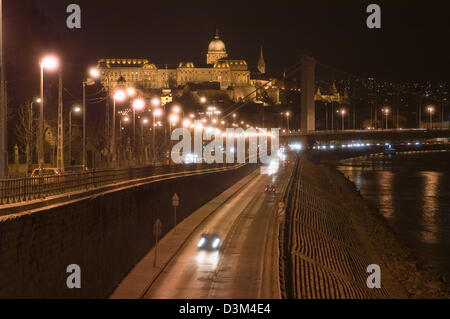 (Afp) - Le Pont de Buda sur le pont de la liberté, à Budapest, Hongrie, le 28 novembre 2003. Photo : Alexander Kmeth Banque D'Images