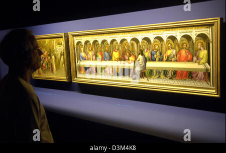 (Afp) - Un visiteur regarde les tableaux religieux intitulé "La décapitation de Sainte Catherine d'Alexandrie' et 'La Cène' (R) par le peintre italien Lorenzo Monaco à partir de autour de 1389/90 à l'exposition 'Geschichten auf Gold - Bilderzaehlungen in der Italienischen fruehen Malerei" (histoires sur l'or - Histoires de la photo au début de peintures italiennes) à Berlin, 08 novembre 2005. 36 préservés Banque D'Images