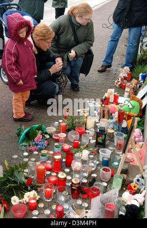 (Afp) - Les gens font des bougies, des peluches, des lettres et des fleurs devant la maison où le corps de tués deux ans Tim a été trouvé dans Nice, France, le mercredi 16 novembre 2005. La maison est située près de la chambre de la mère de Tim, où le garçon avait été vivant jusqu'à ce qu'il a disparu. Tim mystérieusement disparu de la mère de la nuit, il y a presque une semaine. Banque D'Images