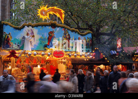 (Afp) - Les passants à pied le long du marché de Noël de Dortmund, Allemagne, le 17 novembre 2005. Le marché de noël saison a déjà commencé dans plusieurs villes de la Ruhr allemande. Les marchés seront de nouveau la destination de plusieurs millions de personnes de pays voisins. Photo : Franz-Peter Tschauner Banque D'Images