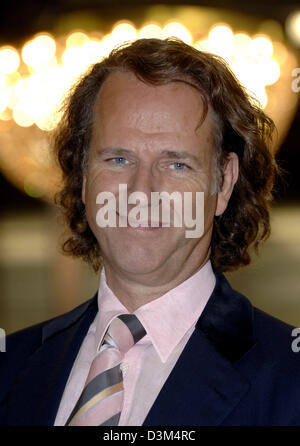 (Afp) - violoniste néerlandais André Rieu star photographiée à son studio à Maastricht, aux Pays-Bas, 02 novembre 2005. Le 56-year-old musicien est sur le point de commencer la première partie de sa tournée à travers le Canada et les États-Unis, où il se produira au maire 13 villes. L'ensemble de l'équipement de son équipage, qui compte 40 personnes, était déjà chargé dans des conteneurs et expédié au début de Banque D'Images