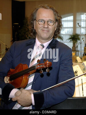 (Afp) - violoniste néerlandais André Rieu star détient un violon tout en se tenant dans son studio à Maastricht, aux Pays-Bas, 02 novembre 2005. Le 56-year-old musicien est sur le point de commencer la première partie de sa tournée à travers le Canada et les États-Unis, où il se produira au maire 13 villes. L'ensemble de l'équipement de son équipage, qui compte 40 personnes, était déjà chargé dans des conteneurs et expédiés à Banque D'Images