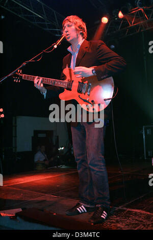 (Afp) - Le guitariste Andrew White, du groupe britannique "Kaiser Chiefs", assure à l'occasion de l'O2 Musicflash au Georg Elser hall à Munich, Allemagne, 04 novembre 2005. Photo : Stephan Goerlich Banque D'Images