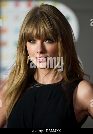Le chanteur Taylor Swift arrive à la Brit Awards 2013 à l'O2 Arena de Londres, Angleterre, le 20 février 2013. Photo : Hubert Boesl Banque D'Images
