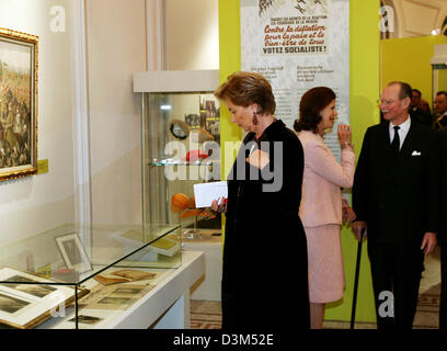 (Afp) - (L) de la reine Paola de Belgique, la Reine Silvia de Suède et du Grand-duc Jean de Luxembourg visiter une exposition au Musée Bel vue à l'occasion du 100e anniversaire de la Reine Astrid de Belgique à Bruxelles, Belgique, jeudi, 17 novembre 2005. Photo : Albert Nieboer Banque D'Images