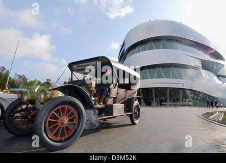 (Afp) - Une Mercedes Simplex vintage car à partir de 1909 se trouve en face du nouveau musée Mercedes-Benz à Stuttgart, en Allemagne, vendredi, 18 novembre 2005. Le secteur à part voiture fait partie d'une exposition spéciale au musée et peut être admirée jusqu'au 18 mars 2006. Le Musée Mercedes-Benz devrait ouvrir avec 175 pièces à l'été 2006. Photo : Bernd Weißbrod Banque D'Images