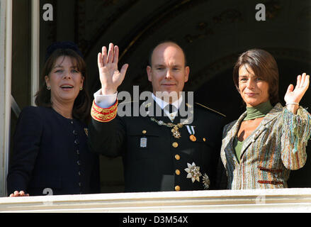 (Afp) - Le Prince Albert II de Monaco salue la foule tandis que ses soeurs la Princesse Caroline de Hanovre (L) et la Princesse Stéphanie (R) se tenir à côté de lui à Monaco, le 19 novembre 2005. L'ensemble de cloches pealed Monaco comme la Riviera minuscule principauté célèbre la montée de Prince Albert II au trône et offre un dernier adieu symbolique à la fin de son père, Rainier III. Princes de l'Europe, l'Afrique a Banque D'Images