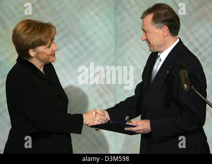 (Afp) - Le président fédéral allemand Horst Koehler (R) présente le certificat de nomination à titre de chancelier allemand à Angela Merkel (CDU) dans le château de Charlottenburg à Berlin, Allemagne, le mardi 22 novembre 2005. Merkel a été élu chef du gouvernement par 397 de la grande coalition 448 votes. Photo : Tim Brakemeier Banque D'Images