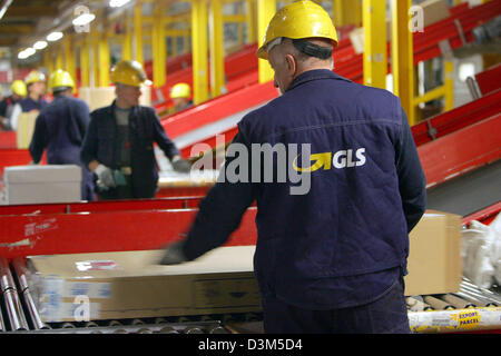 (Afp) - Le personnel de la parcel Service général de systèmes de logistique (GLS) trient les paquets et colis à l'expédition à Ascheberg, Allemagne, mardi, 22 novembre 2005. Le siège social de l'Europe troisième plus grande de services d'expédition est situé à Ascheberg. Photo : Uwe Zucchi Banque D'Images