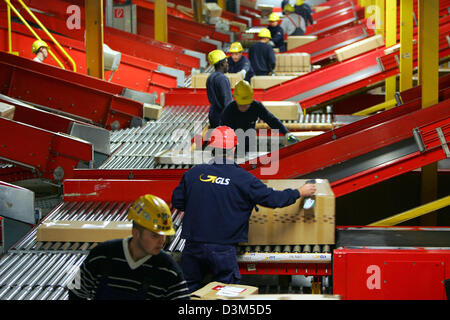 (Afp) - Le personnel de la parcel Service général de systèmes de logistique (GLS) trient les paquets et colis à l'expédition à Ascheberg, Allemagne, mardi, 22 novembre 2005. Le siège social de l'Europe troisième plus grande de services d'expédition est situé à Ascheberg. Photo : Uwe Zucchi Banque D'Images