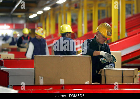 (Afp) - Le personnel de la parcel Service général de systèmes de logistique (GLS) trient les paquets et colis à l'expédition à Ascheberg, Allemagne, mardi, 22 novembre 2005. Le siège social de l'Europe troisième plus grande de services d'expédition est situé à Ascheberg. Photo : Uwe Zucchi Banque D'Images