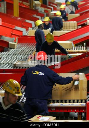 (Afp) - Le personnel de la parcel Service général de systèmes de logistique (GLS) trient les paquets et colis à l'expédition à Ascheberg, Allemagne, mardi, 22 novembre 2005. Le siège social de l'Europe troisième plus grande de services d'expédition est situé à Ascheberg. Photo : Uwe Zucchi Banque D'Images