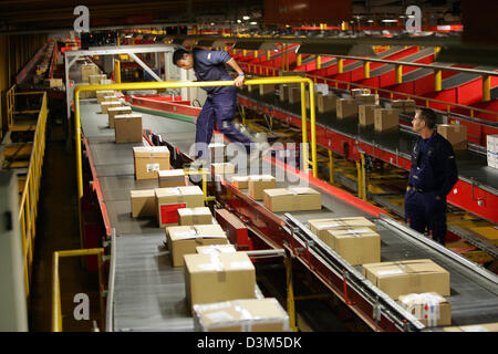 (Afp) - Le personnel de la parcel Service général de systèmes de logistique (GLS) trient les paquets et colis à l'expédition à Ascheberg, Allemagne, mardi, 22 novembre 2005. Le siège social de l'Europe troisième plus grande de services d'expédition est situé à Ascheberg. Photo : Uwe Zucchi Banque D'Images