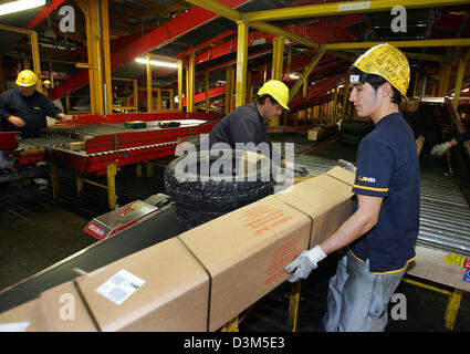 (Afp) - Le personnel de la parcel Service général de systèmes de logistique (GLS) trient les paquets et colis à l'expédition à Ascheberg, Allemagne, mardi, 22 novembre 2005. Le siège social de l'Europe troisième plus grande de services d'expédition est situé à Ascheberg. Photo : Uwe Zucchi Banque D'Images